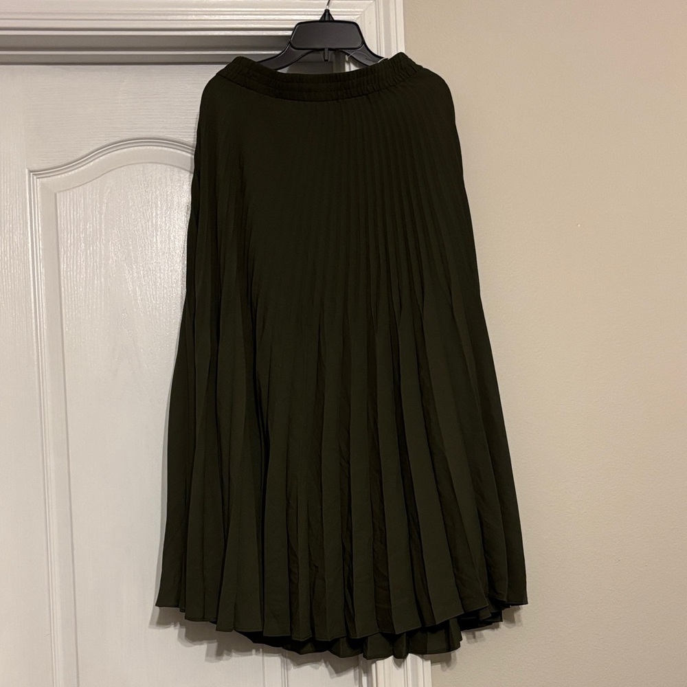 Elegant Pleated Skirt in Dark Green size small